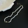 Colar de clavícula esmaltado Lisa Rainha Mãe do Oeste, estilo doce e cool, fecho esmaltado preto, brincos de pérola stud, gargantilha com fecho magnético para mulheres