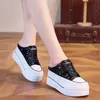 Tênis de Lona Grou de Nuca Branca Feminino Novo Estilo Baotou Meias Sapatilhas Verão Uso Externo Sapatos Femininos com Aumento de Altura Solado Grosso Bolo de Esponja Sapatos Preguiçosos