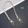 Lujoso Lanyard Pequeño de Cuero Estilo Chanel para Teléfono con Cadena Metálica, Accesorio de Bolso de Cadena Tejida, Pulsera Corta de Mano Estilo Diosa
