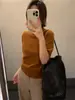 Top de punto MMC de lana con cuello alto y manga corta, colección otoño 2026, diseño simple, suave y favorecedor, manga tres cuartos, 63M61137