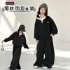 Conjunto deportivo para niñas de secundaria, conjunto de dos piezas súper elegante de sudadera con capucha y pantalones de chándal para principios de otoño, atuendo de otoño estilo coreano, genial