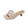 Pantuflas retro de capullo de flor plisado para Mujer Nuevo estilo tacón de aguja superficie suave tacón medio color sólido Pantuflas de moda de celebridad de Internet