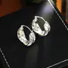 Pendientes Minimalistas Japoneses y Coreanos de Doble Círculo con Textura Cruzada, Clips para Orejas de Círculo Plateado Brillante, Pendientes para el Viaje Diario