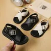 Sandalias infantiles de primavera y verano, nuevas sandalias casuales coreanas para niñas con tiras cruzadas y punta abierta, chanclas de hebilla para playa y exteriores
