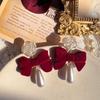 Pendientes de aguja plateada con lazo rojo y perlas, modernos y elegantes, estilo retro, de terciopelo, estilo chino, para mujer.