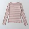 Conjunto de principios de otoño estilo coreano: Top de rayas de manga larga para mujer, nueva colección de otoño 2026, diseñado como capa interior o camiseta base, con una estética única y discreta