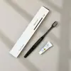 Set de cepillos de dientes desechables para hotel, incluyendo artículos de tocador, peines y maquinillas de afeitar, empaquetado en una caja de cartón para su uso en las habitaciones de huéspedes de hoteles y casas de huéspedes.