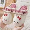 Novas pantufas de couro texturizado, antiderrapantes, impermeáveis e forradas com fleece para mulheres, para o outono e inverno de 2026, adequadas para uso interno no outono e inverno, e projetadas para casais se manterem aquecidos