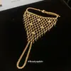 Anillo y pulsera con cadena integrada de borlas caladas europeas y americanas, pulsera de diseño único de nicho, accesorio de mano de moda resistente y exquisito