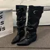 Botas de Cuero Suela Blanda Tacón Grueso Botas Apiladas 2026 Estilo Europeo Americano Antideslizantes Para Viajar al Trabajo Botas de Mujer Primavera Otoño Moda Correa de Cuero Hebilla de Metal Punta Fina Estilo Nuevo