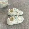 Zapatillas de entrenamiento alemanas súper suaves y lindas para mujer, nuevo modelo primavera-verano 2026, cómodos zapatos casuales, zapatillas blancas versátiles, modernas y a la moda para mujer