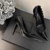 Zapatos de Moda con Remaches de Color Sólido de una Sola Capa 2024 Primavera y Verano Explosiones Puntiagudos Simples Zapatos Casuales Elevados Elegantes Antideslizantes de Tacón Alto