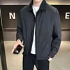Colección Otoño 2026: Chaqueta Casual de Moda para Hombre con Solapa Elegante, Diseño de Alta Gama, Minimalista y Genial, con Aspecto de Retazos y Estilo Falso de Dos Piezas
