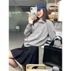 Suéter gris estilo colegial con cuello polo para mujer, nuevo modelo primavera y otoño 2025, corte holgado, adelgazante, top de punto versátil de manga larga