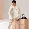 Cárdigan largo de manga larga y pantalón largo para hombre al por mayor, pijama de algodón puro, ropa de casa casual de dibujos animados para otoño, conjunto de dos piezas