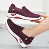 Sapatos de Tecelagem Voadores Personalizados para Comércio Exterior para a Primavera e Verão de 2022 Sapatos Rasos de Um Passo para Mães de Meia-Idade e Idosas Sapatos Casuais para Caminhada