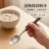 ¡Guau, esta cuchara de acero inoxidable 304 con mango de madera de nogal es perfecta para servir sopa y sacar arroz!. El mango de madera maciza proporciona un agarre cómodo y una excelente aislamiento térmico