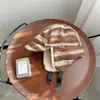 Gorra estilo coreano de rayas Lei Feng para mujer, cálida para el invierno con protección para las orejas, a prueba de frío, forrada de forro polar, engrosada, con hebilla, gorra de béisbol casual gruesa