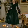 Vestido Vintage de Terciopelo Verde Oscuro con Encaje y Mangas de Retazos + Botones de un Solo Botón, Estilo de Corte Francés con Cintura Ceñida y Dobladillo Acampanado