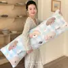 Almofada longa de veludo leitoso para mulheres, projetada para dormir com as pernas encolhidas, dormir de lado, encosto de sofá, almofada de encosto para sala de estar, novo estilo 2026