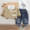 Conjunto de Dos Piezas para Niños: Top Rayado con Solapa y Estampado de Letras más Pantalones Vaqueros Casuales Lavados a la Arena Fabricante Venta al por Mayor