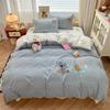 Juego de Ropa de Cama de Algodón Bordado de Dibujos Animados Estilo Ins de Cuatro Piezas, Juego de Sábana Plana y Sábana Ajustable de Bordado de Toalla de Algodón Puro para Todas las Estaciones