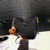 Bolsa retrô de textura de alta qualidade feminina, nova chegada de 2024, bolsa balde versátil da moda, popular na Internet, estilo ocidental, bolsa transversal de ombro