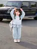 Conjunto de roupa de outono para meninas, roupas infantis, novo estilo 2026, design de desenho animado da moda, moletom para meninas, coleção de outono, calça xadrez infantil