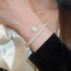 Doce Celeb da Internet Pulseira de Camélia com Gotejamento de Óleo e Pérolas Artificiais em Duas Fileiras com Banho de Ouro Real, Joia de Alto Padrão com Estilo de Nicho da Moda