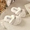 Nuevas Pantuflas Peludas para Niñas Otoño/Invierno 2026, de Moda para Usar al Aire Libre, Hebilla Metálica, Cómodas y Cálidas, Pantuflas de Algodón para Bebé