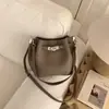 Bolsa Saco de Couro Macio Versátil da Moda para Mulheres, Inverno 2025, Bolsa Transversal da Moda com Textura de Alta Qualidade, Adequada para o Dia a Dia e como Bolsa de Ombro