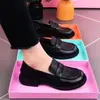 Sapatos de sola macia para mulheres, antiderrapantes, casuais, sapatos pequenos de couro, slip-on, mocassins de preguiçoso para mulheres, versáteis, sapatos confortáveis para mulheres