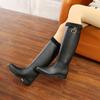 Bajo la lluvia intensa, puedes caminar con gracia y libertad bajo la lluvia con estas botas altas de moda,