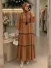 M397 # Roupa Feminina Turca Transfronteiriça com Laços de Franja, Comprimento 9/10, Mangas Bufantes, Vestido com Painéis de Fita e Saia em Camadas.