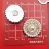 Acessórios de plástico para projetos DIY: grampo de cabelo, capa de celular, fivela de sapato, coroa geométrica em formato de coração estilo Chanel com strass e pérolas.
