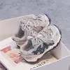 Zapatos para niños 2026 primavera y otoño nuevos tenis ligeros para niñas para niños mayores, nuevos zapatos versátiles de malla con malla transpirable