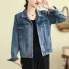 Foto real de jaqueta jeans curta azul casual solta vintage para mulheres, jaqueta jeans slim fit de manga comprida, top versátil para primavera e outono