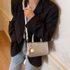 Bolsa pequena prateada de alta qualidade para mulheres 2025, nova primavera e verão, bolsa transversal versátil, moderna, super popular, portátil, pequena bolsa quadrada
