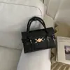 Bolsa de Mão Quadrada Pequena Casual Simples para Mulheres 2026 Nova Moda Primavera Versátil Bolsa de Ombro Transversal de Alta Qualidade