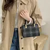 Bolsa de Mão Quadrada Pequena Casual Simples e Versátil para Mulheres, Novo Modelo Verão 2026, Bolsa de Ombro Transversal Minimalista de Nicho de Luxo Leve