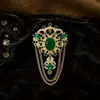Broche Borla Esmeralda Estilo Retrô Europeu e Americano para Mulheres, Alfinete Elegante de Alto Padrão Estilo Corte, Adequado para Acessórios de Qipao e Terno