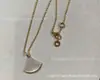 Collar Baojia de Ágata Negra Natural en Forma de Abanico Pequeño Versión de Alta Gama V-Gold con Chapado en Oro de 18 Quilates e Incrustaciones de Diamante, Cadena para Clavícula Finamente Tallada en CNC