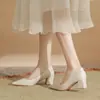 Zapatos de tacón alto color blanco roto estilo francés para mujer, nuevo modelo 2026, cuero suave elegante, tacón grueso, cómodos para los pies, zapatos profesionales de corte bajo para mujer