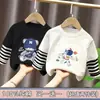 Camiseta Infantil Listrada Patchwork de Manga Longa para Primavera e Outono Algodão Puro Estilo Coreano Solta Moderna Estampa de Desenho para Meninos Camiseta Base
