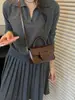 2026 Verano Nuevo Moda Vintage Alto Valor Bolso Cuadrado Pequeño para Mujer Bolso Cruzado de Hombro Versátil Casual Bolsos para Mujer al por Mayor