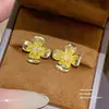 Aretes florales minimalistas de metal estilo francés Ins, diseño de nicho de lujo ligero, aretes de botón de camelia de alta gama para mujer