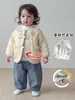 Conjunto de inverno de algodão de três peças para bebê menina: Casaco de algodão acolchoado com laço doce, camiseta básica e jeans para meninas