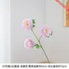 3 flores de loto artificiales en un jarrón recto para arreglo floral, creando un ambiente fresco y relajante en casa