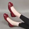 Zapatos de charol planos de boca baja para mujer 2026 estilo nuevo zapatos de cuero suave para mujer tacón bajo zapatos pequeños de cuero estilo otoño punta redonda hebilla cuadrada zapatos de conducción