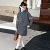 Conjunto de Tricô Duas Peças Estilo Academia para Meninas Novidades Outono 2026 Tamanhos Médio e Grande Infantil Cardigã Falso Duas Peças Saia Plissada Roupa de Outono Infantil